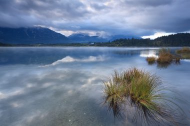 Dusk barmsee Göl Manzaralı tarihinde Karwendel'de Dağların üzerinden bulutlu