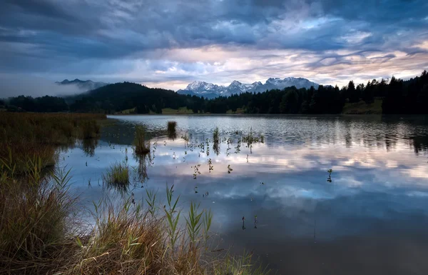 Clouded sunrise over Geroldsee in Bavarian Alps — Stock Photo, Image