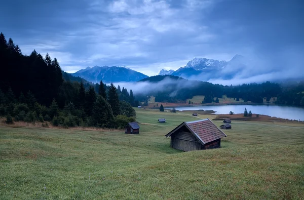 Geroldsee Gölü içinde ahşap kulübe ve sabah sis — Stok fotoğraf