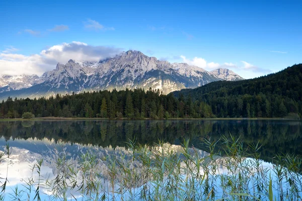La catena montuosa del Karwendel si riflette nel lago di Lautersee — Foto Stock