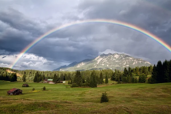 Радуга над Альпами Карвенделя и лугами — стоковое фото