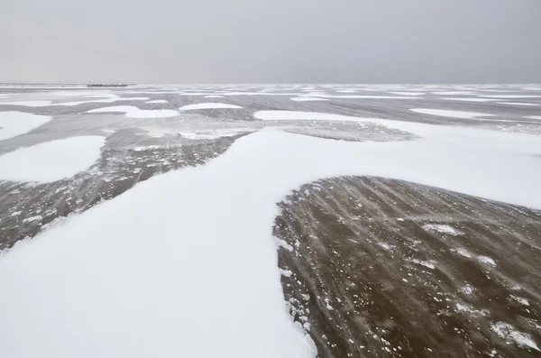 Vent créer de la texture de neige sur le lac gelé — Photo