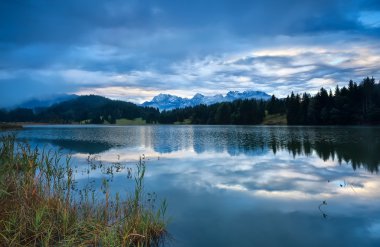 geroldsee lake, Bavyera üzerinde yağışlı gündoğumu