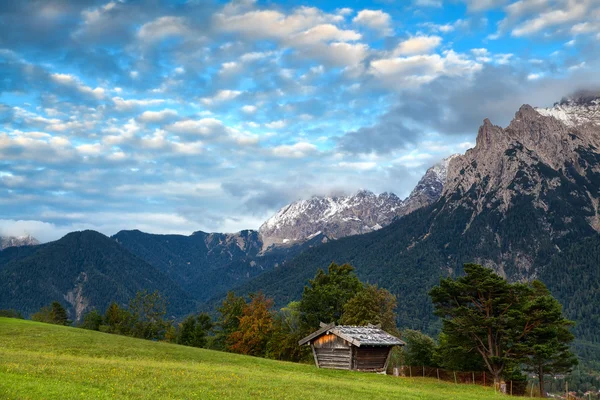 Cabana no prado e cordilheira de Karwendel por Mittenwald — Fotografia de Stock