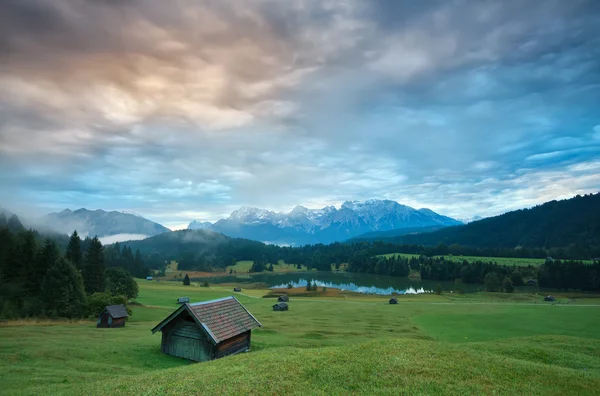 Wooden hut o meadow by Geroldsee lake at sunrise — Stock Photo, Image