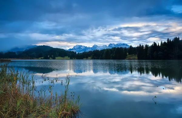 Nascer do sol chuvoso sobre o lago Geroldsee, Baviera — Fotografia de Stock