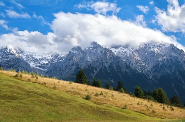 Moln på bergstoppar, Bayern — Stockfoto