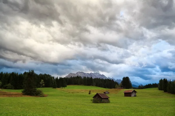 Ciel nuageux pluvieux au-dessus des prairies alpines — Photo