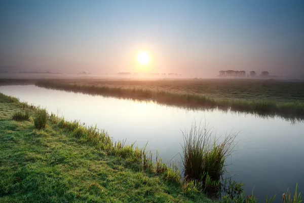 Amanecer sobre el río en tierras agrícolas holandesas —  Fotos de Stock