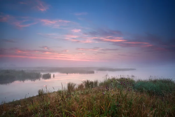 Nebliger Sonnenaufgang über dem Fluss — Stockfoto