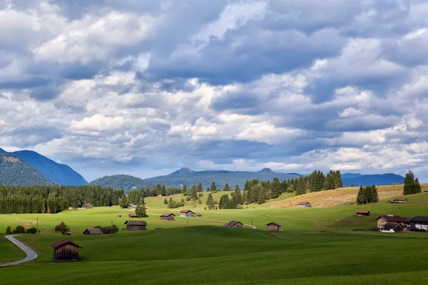 Zamračená obloha nad bavorské zemědělské půdy — Stock fotografie