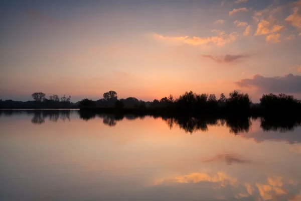 Восход солнца над озером — стоковое фото