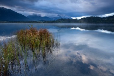 Bulutlu sabah Alpleri'nde barmsee Gölü