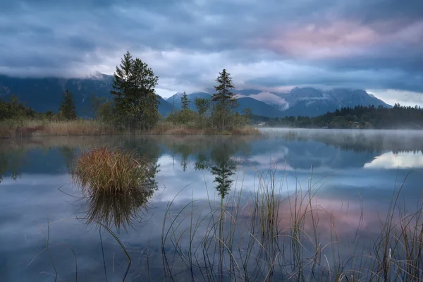 Răsărit ploios deasupra lacului Barmsee — Fotografie, imagine de stoc