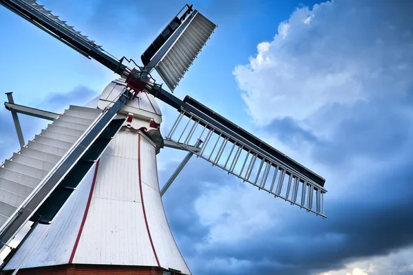 Moulin hollandais blanc sur ciel bleu — Photo