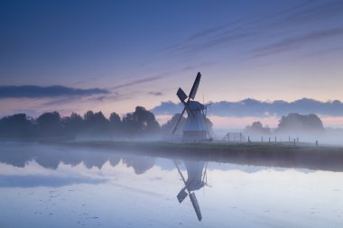 Hollanda Yeldeğirmeni gündoğumu sis Nehri yansıtılması
