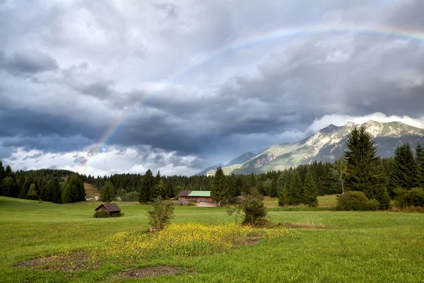 Arco iris después de la lluvia en los Alpes —  Fotos de Stock