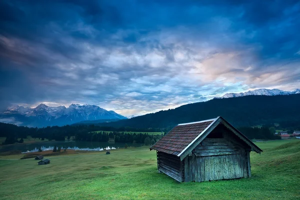 Holzhütte am Geroldsee bei Sonnenaufgang — Stockfoto