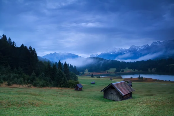 Wooden hut on meadow by Geroldsee lake — Stock Photo, Image