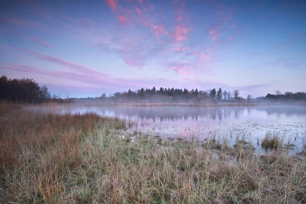 Vahşi göl üzerinde soğuk sonbahar gündoğumu — Stok fotoğraf