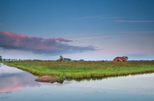 Holländska lantgård vid floden vid solnedgången — Stockfoto