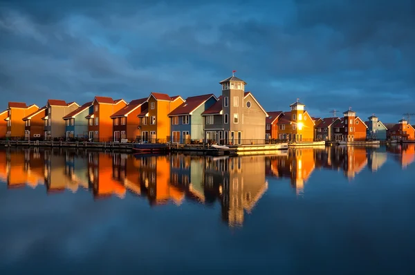 Vackra färgglada byggnader på vatten i guld solsken — Stockfoto