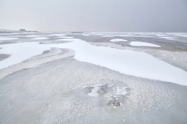 Kar üzerinde Kuzey Denizi Hollanda'da donmuş. — Stok fotoğraf