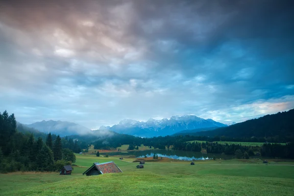 Salida del sol sobre el lago Geroldsee y los prados alpinos —  Fotos de Stock