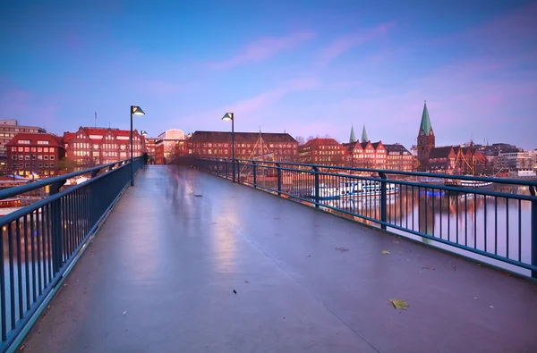 Vista sobre o pôr do sol sobre a cidade de Bremen a partir da ponte — Fotografia de Stock