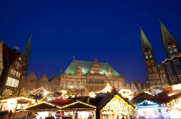 Municipio e mercatino di Natale a Brema di notte — Foto Stock