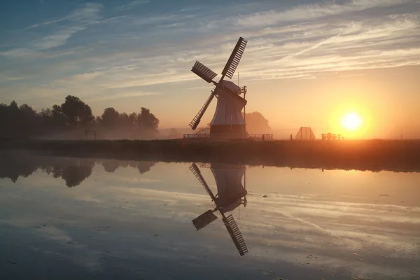 Sunrise Hollanda Yeldeğirmeni arkasında — Stok fotoğraf