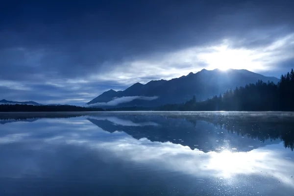 阳光掠过群山和高山湖 — 图库照片