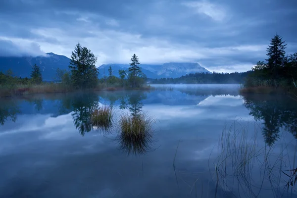 Dusk on Barmsee lake in Alps — Stock Photo, Image