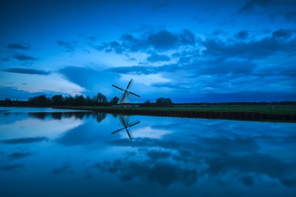 Molino de viento holandés y nubes al atardecer — Foto de Stock