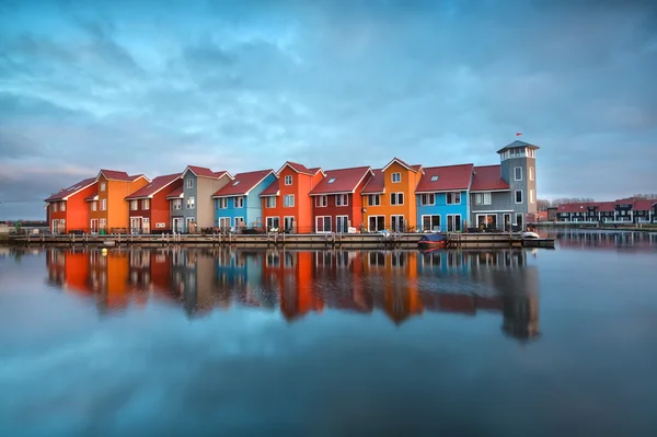 Edifícios coloridos na água ao nascer do sol — Fotografia de Stock