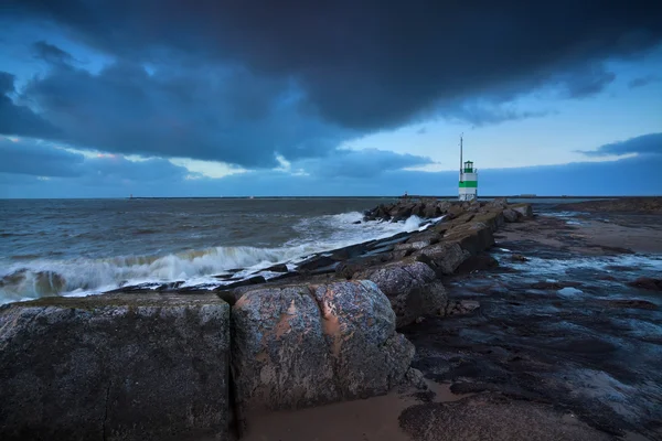 北の海で夕暮れで緑の灯台 — ストック写真