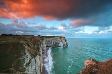 kaymak gibi kıyı kayalıklardan üzerinde gündoğumu
