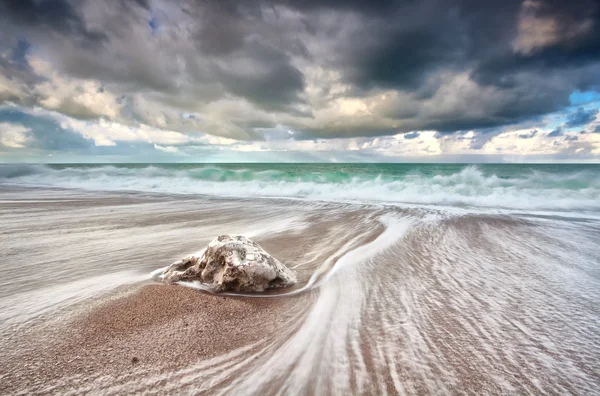 Okyanus dalgaları ile uzun pozlama — Stok fotoğraf