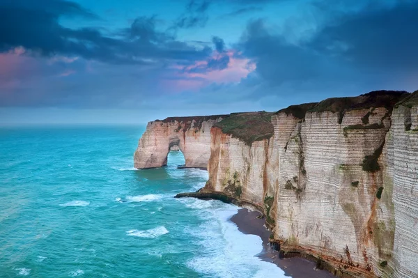 Rocky cliff in azure ocean waves — Stock Photo, Image