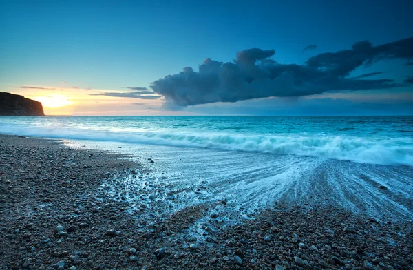 Puesta de sol sobre la playa del océano Atlántico — Foto de Stock
