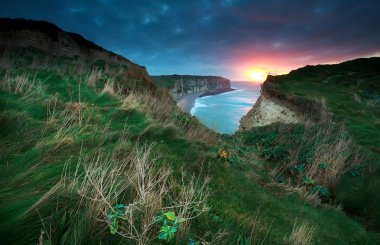 günbatımı okyanus uçurumları üzerinde