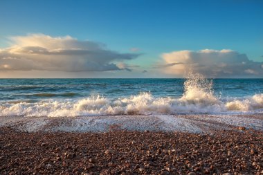 Okyanus dalgaları günbatımı ışığı