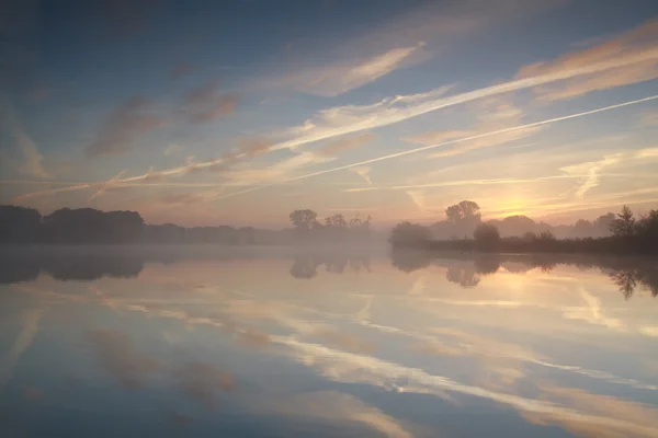 Mistige zonsopgang op wild meer — Stockfoto