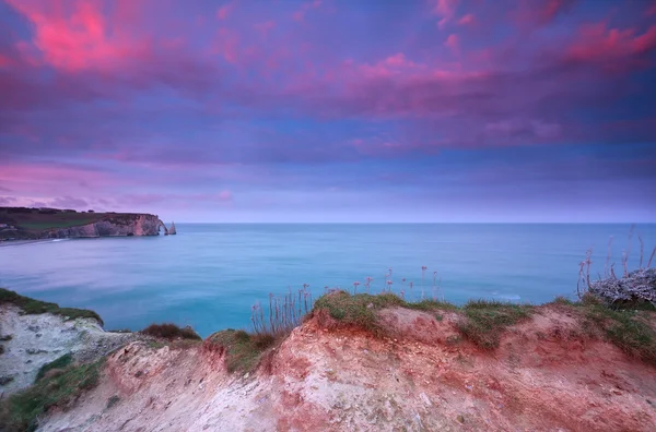 Dramático amanecer sobre acantilados en el océano Atlántico — Foto de Stock