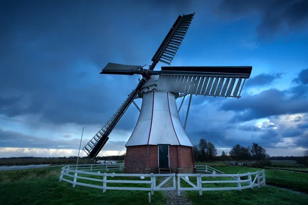 荷兰风车在暴风雨的天空 — 图库照片