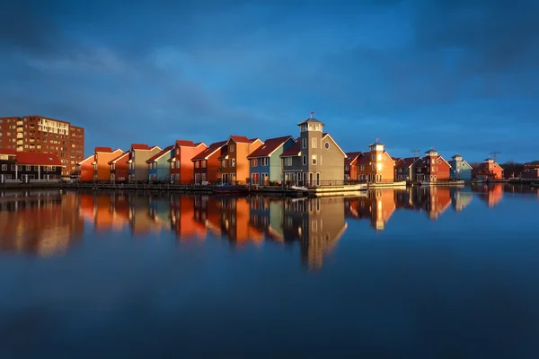 Veelkleurige gebouwen op het water in de zon — Stockfoto