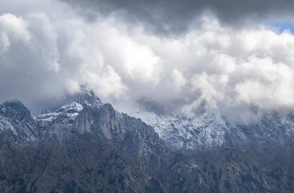 Wolken über Berggipfeln — Stockfoto