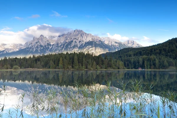 Karwendel'de dağ aralığı ve lautersee Gölü