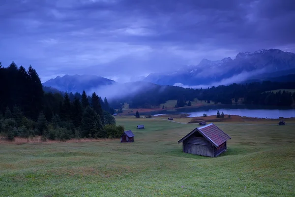 Chata na loukách geroldsee jezera — Stock fotografie