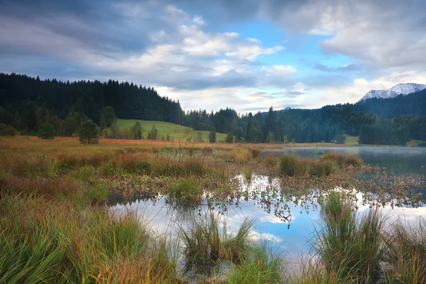 Jezioro alpejskie geroldsee rano — Zdjęcie stockowe